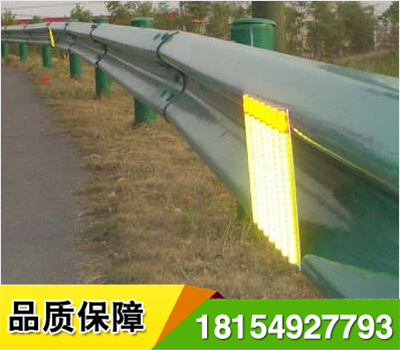 道路輪廊標(biāo)的英文名稱 Delineator，它是沿道路兩側(cè)邊緣設(shè)置、用于顯示道路邊界輪廓、指引車輛正常行駛、具有逆反射性能的一種交通安全設(shè)施，從功能上說，輪廓標(biāo)是一種視線誘導(dǎo)設(shè)